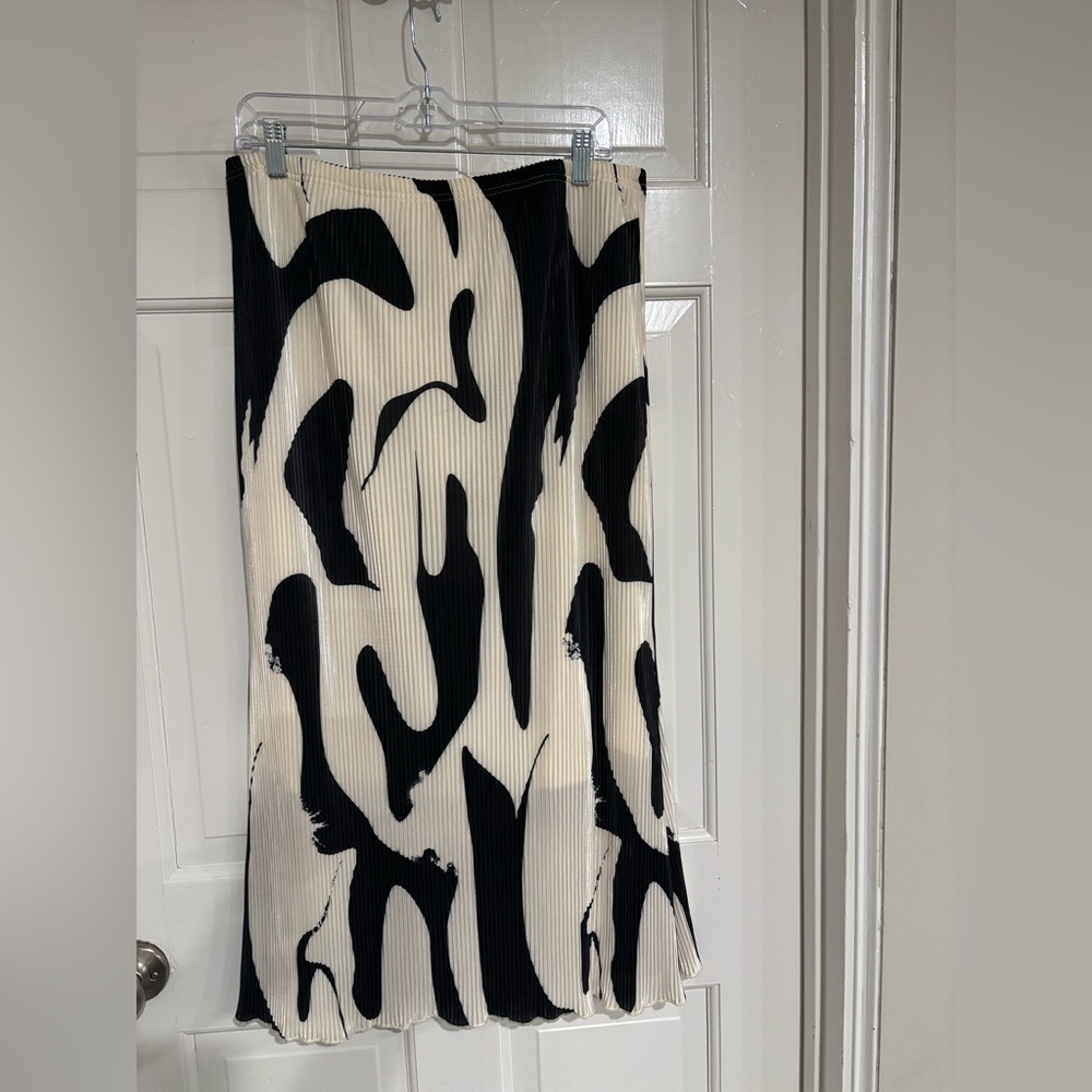 Elegant Black and White Pencil Skirt